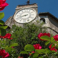 L'orologio settecentesco incastonato nella fortezza