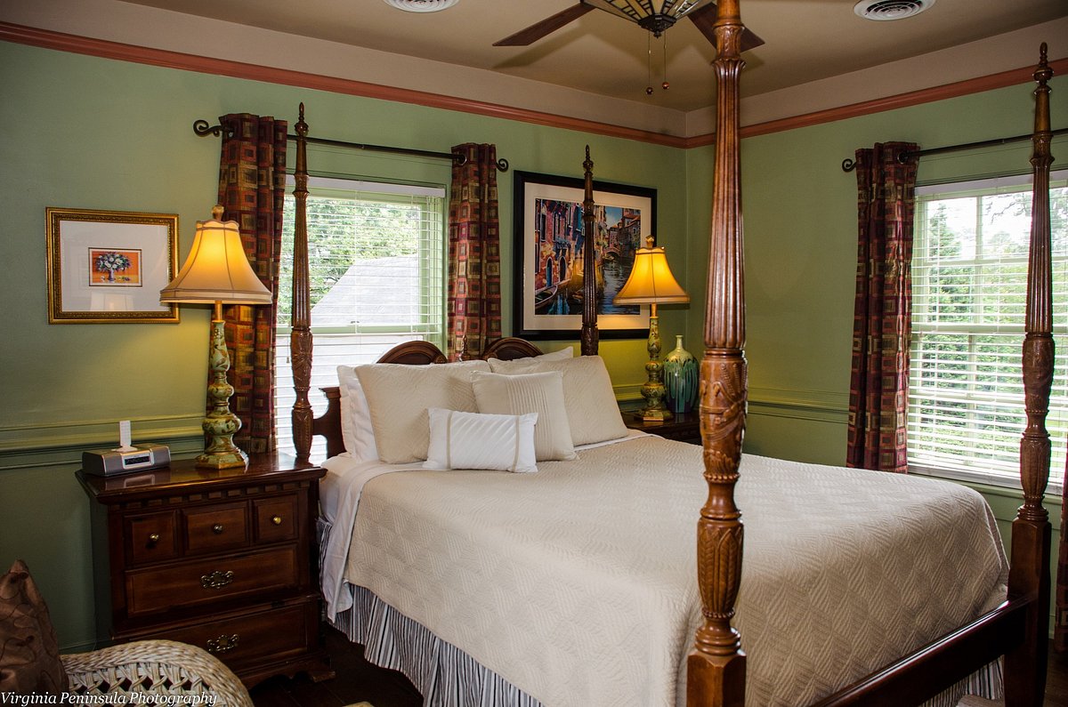 The Williamsburg Manor Bed And