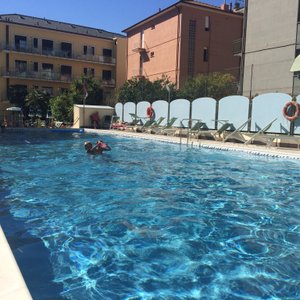 La bella piscina soleggiata