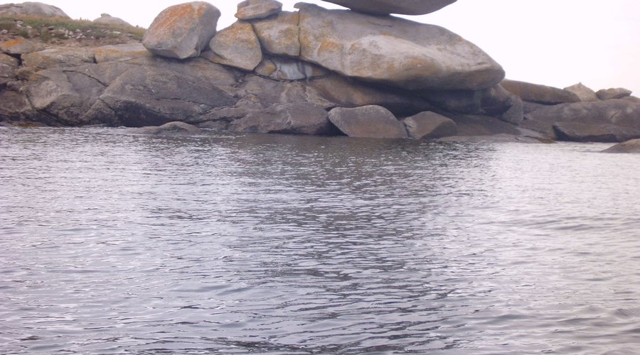 "Wackelstein" auf einer vorgelagerten Insel