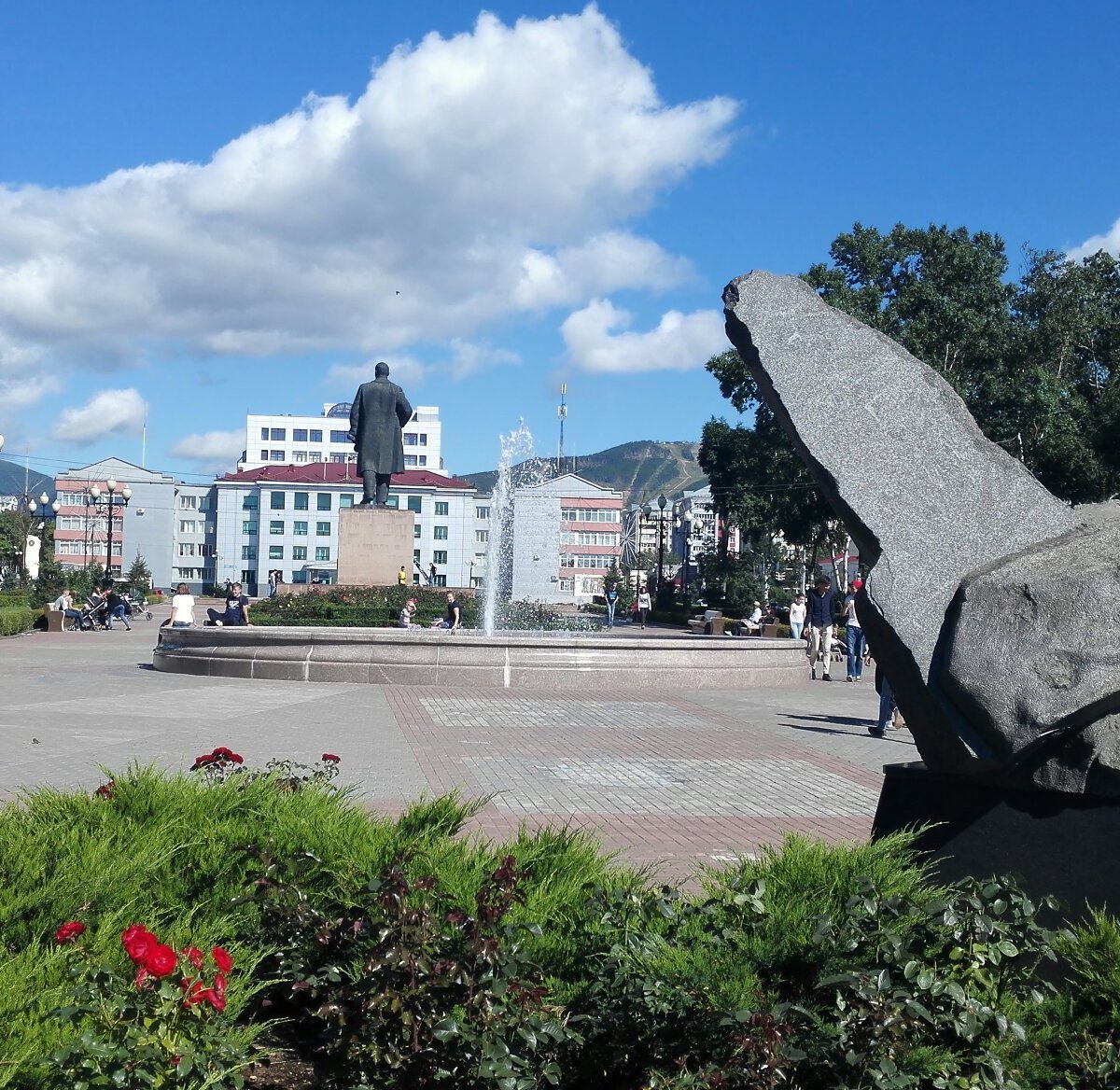 Победа южно сахалинск. Памятник в Южно Сахалинске жертвам землетрясения. Фото площадь Победы Южно-Сахалинска в хорошем качестве. Достопримечательности Южно-Сахалинска описание площадь Победы.