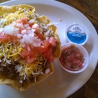 Really good tortilla with chili con carne, onion, tomatoe, cheese, two sauces.