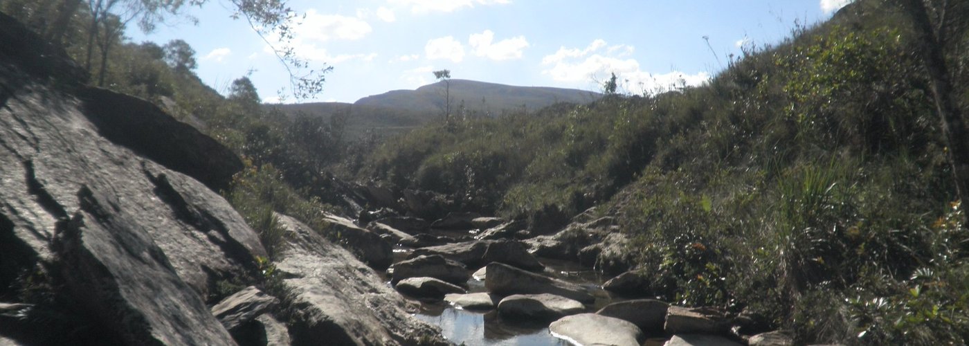 tem que atravessar a agua pra poder pegar a trilha