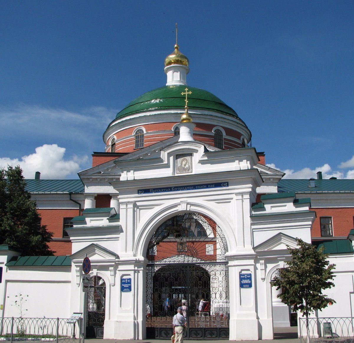 Казанский богородицкий монастырь. Василий Турин Казанский Богородицкий монастырь. Богородинский монастырь адрес Казань. Казанский Богородицкий монастырь ночью. Клир Богородицкого монастыря Казань.