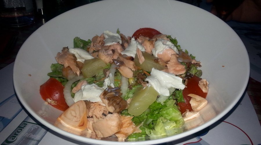 Salade Hawai, ananas, saumon, crevettes