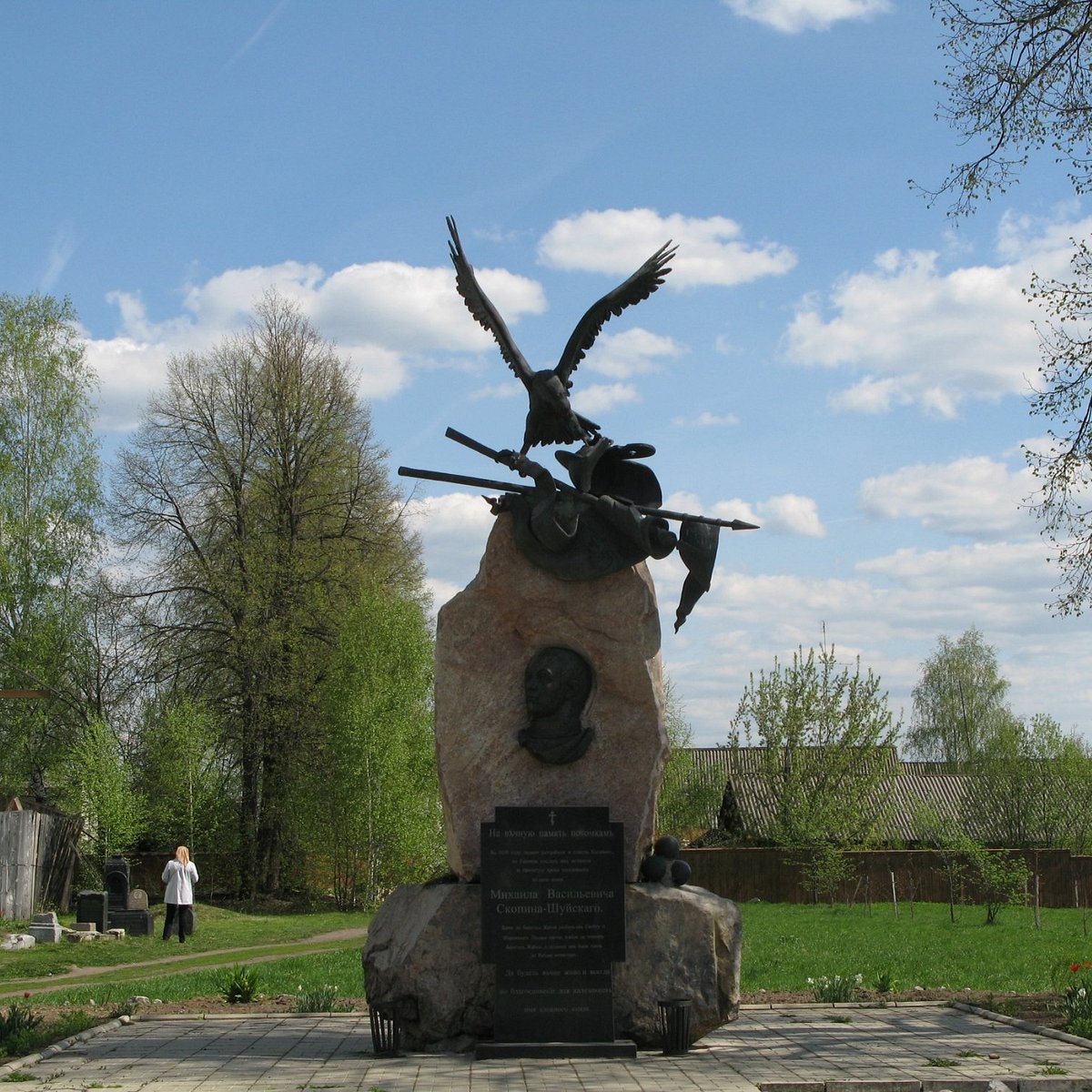 Памятник скопину шуйскому. Скопин Шуйский памятник в Калязине. Памятник м. в. Скопину-Шуйскому. Памятник Скопину Шуйскому в г. Калязине. Статуя Калязина.