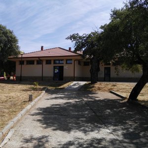 Instalaciones y parque infantil (izq.)