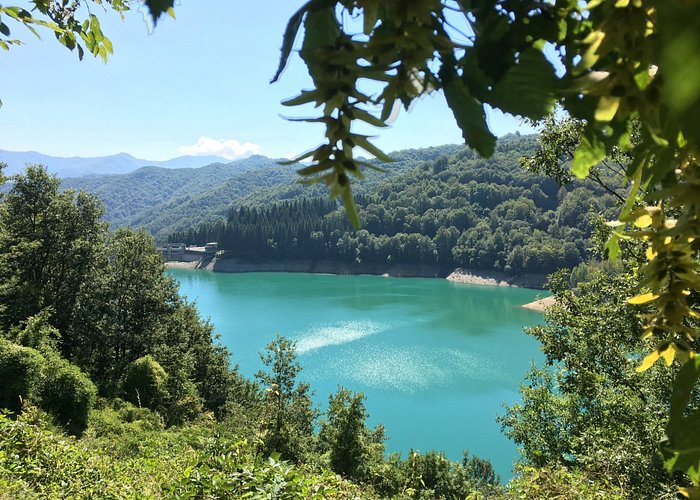 Vista Lago Brugneto dalla passeggiata