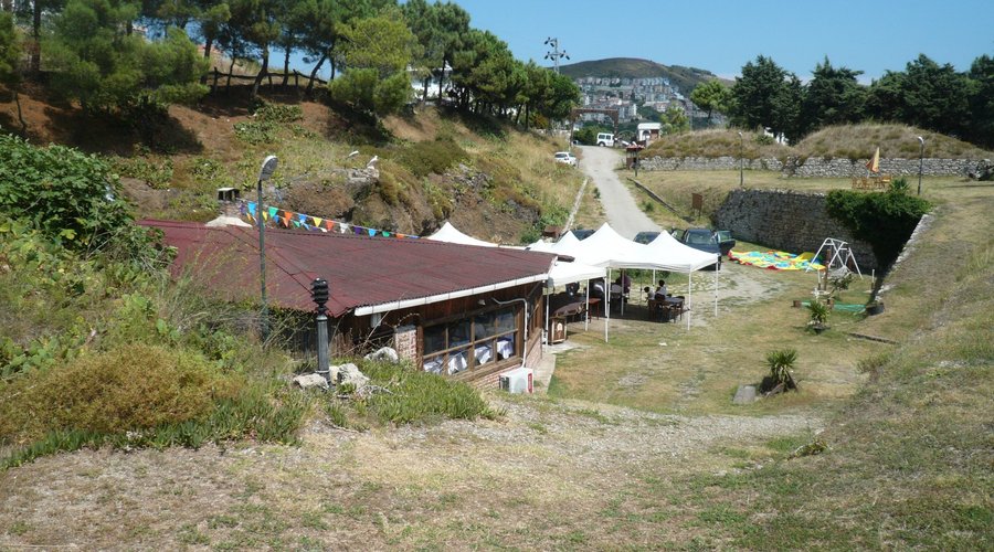 Tabyaların ortasında bir kafe