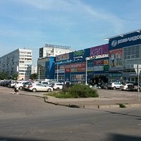 А вот и торговый венец сквера ...