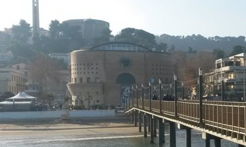 La torre dal pontile con il paese alto