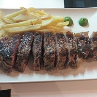 Chuletón de ternera de muy buena calidad, y muy bien cocinado con sal maldon.