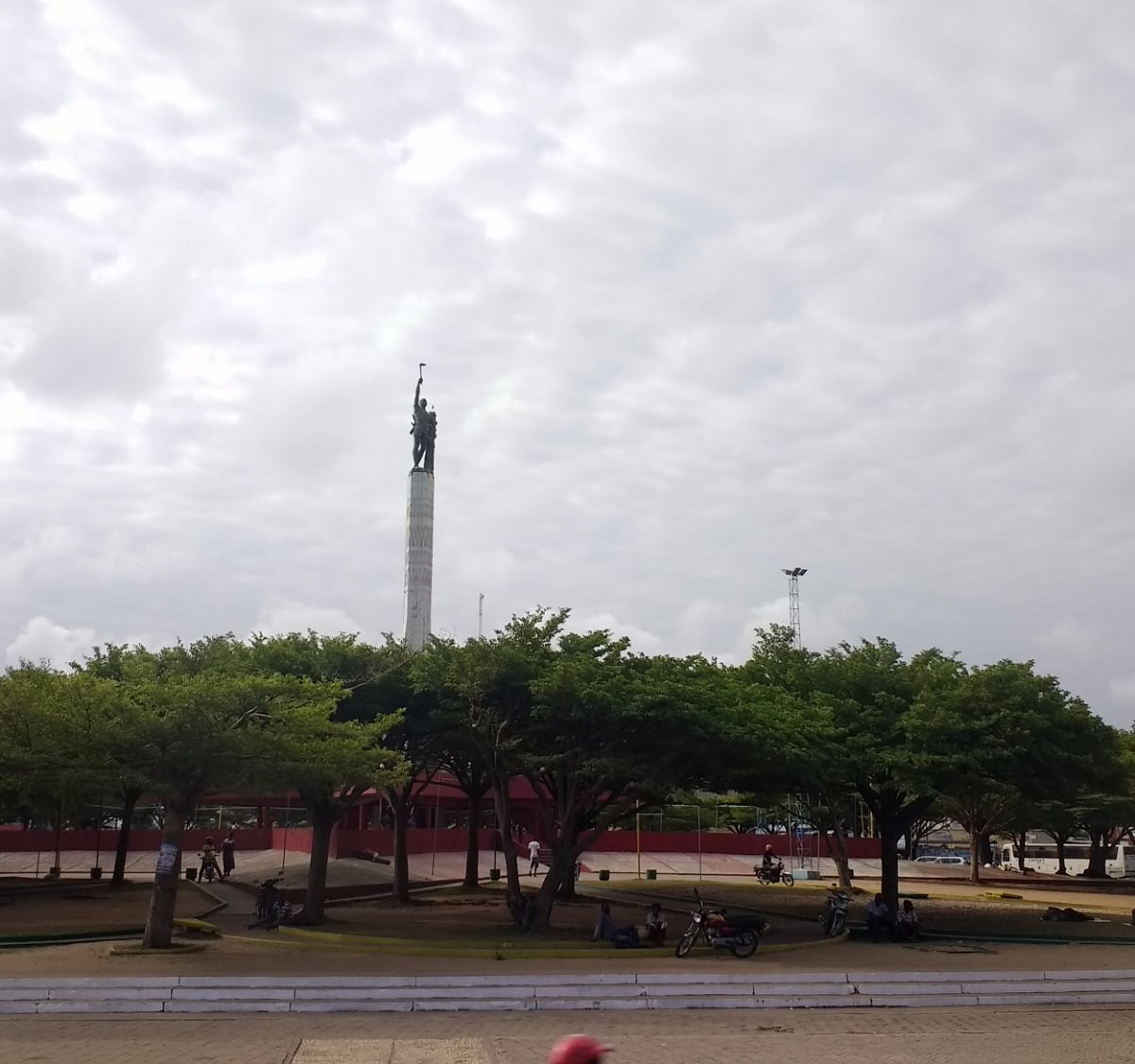 La statue du monument e prend - Cotonou Aéroport