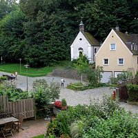 Часовня. Направо - Hofgraben, направо - Hexenviertel