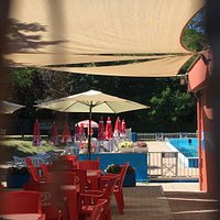 Presso la Piscina di Varzi potrai gustare in un ambiente familiare ottimi piatti e aperitivi gus