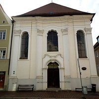 здание церкви совсем простенькое