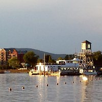Le Grand-Cru acoster au quai Macpherson avec le reflet du soleil dans le lac.