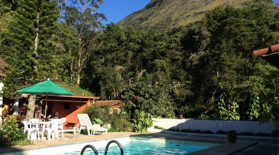 Área das piscina e suítes