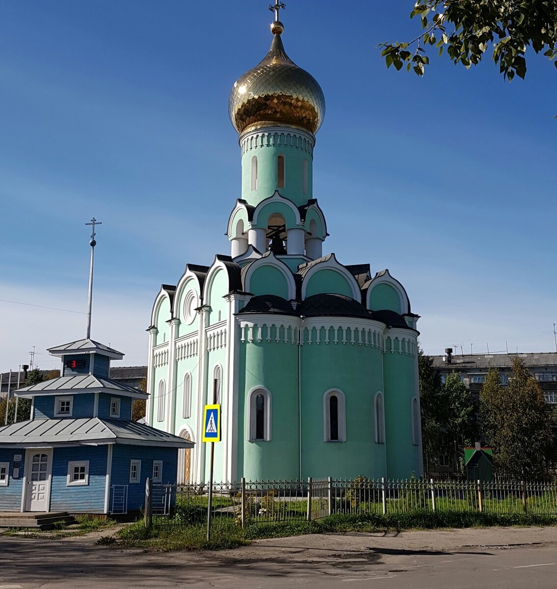 Новодвинск. Храм Сошествия Святого духа Новодвинск. Достопримечательность Новодвинска Церковь Сошествия Святого духа. Зеленая Церковь Новодвинск. Достопримечательности Новодвинска Церковь.