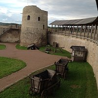следующая башня на нашем пути по крепостной стене