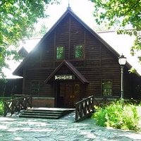 森の中にある美術館の外観