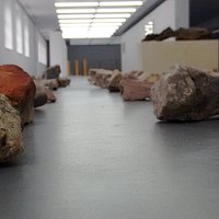 135 Steine in einem Koordinatensystem angeordnet