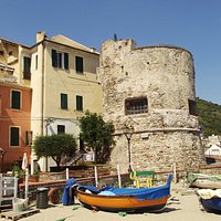 Il bastione davanti al negozio
