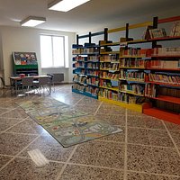 Alcune stanze della biblioteca in particolare la stanza con gli scaffali a colori dedicata per l