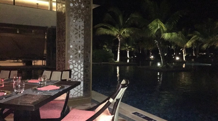 Kangan poolside table