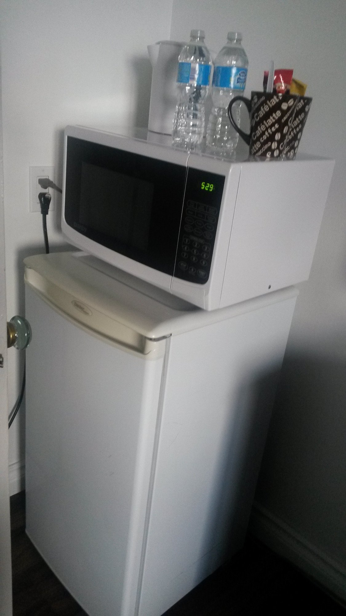 BRIDGEWATERS INN Prices Motel Reviews Johnstown Ontario   Microwave Fridge And 