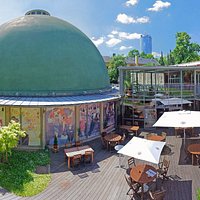 Rückseite des Planetariums fotografiert vom Sonnendeck des Restaurant Bauersfeld