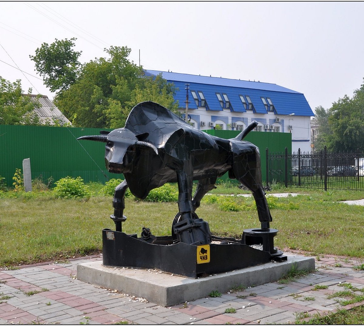 Статуя быка в Челябинске