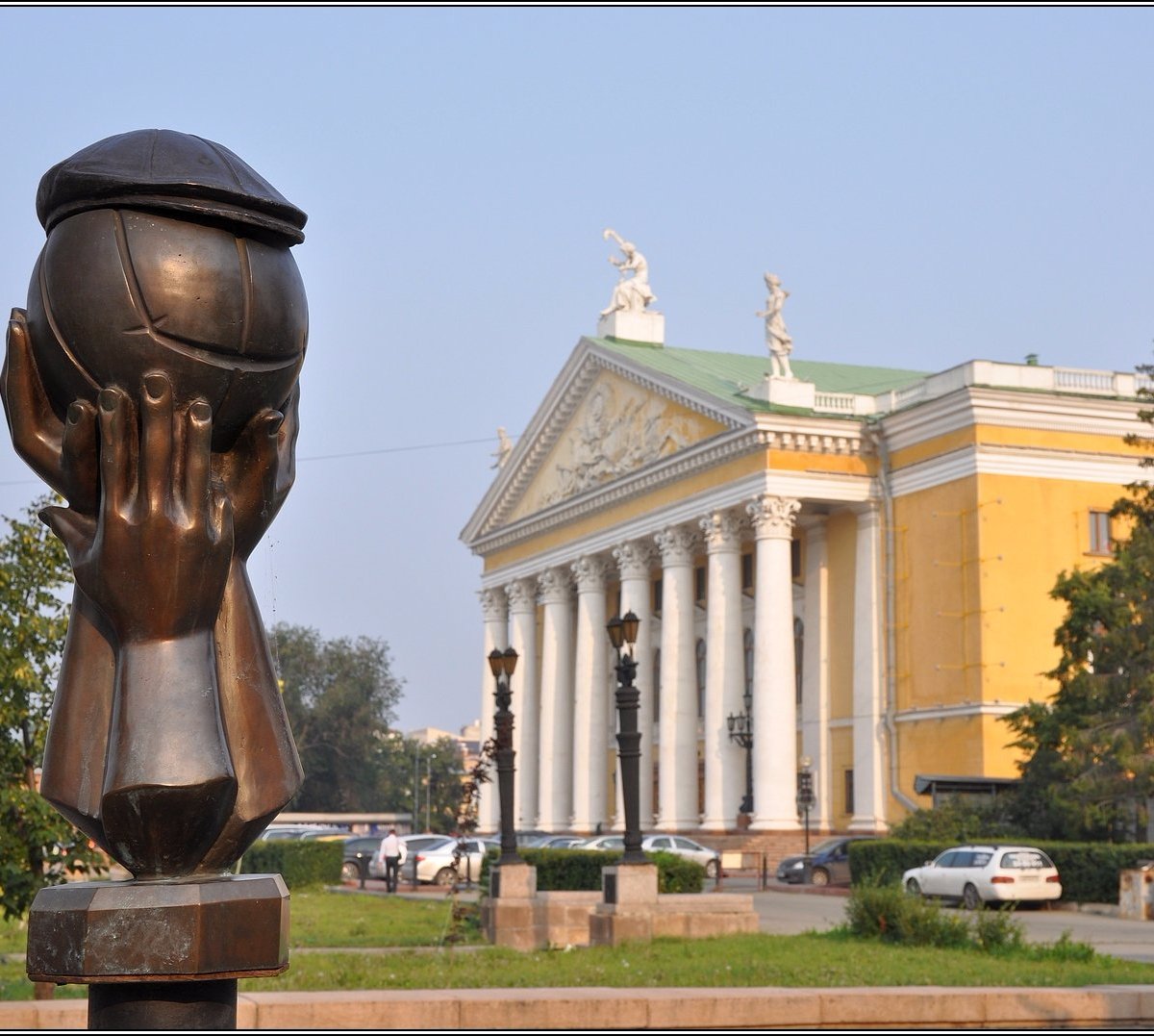 Памятники челябинска. Челябинск достопримечательнос. Памятник в Челябинске с мячом. Челябинск достопримечательности города. Центральный район Челябинск достопримечательности.