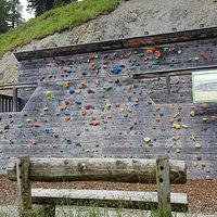 Toller Spielplatz. Da ist für jeden was dabei und die Kinder eine ganze Weile beschäftigt.