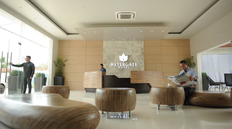 Spacious and Modern Lobby Setting