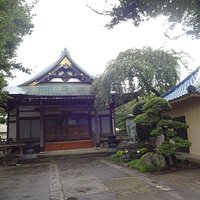 境内はとても静か。