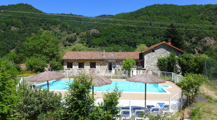 Piscine et bar restaurant