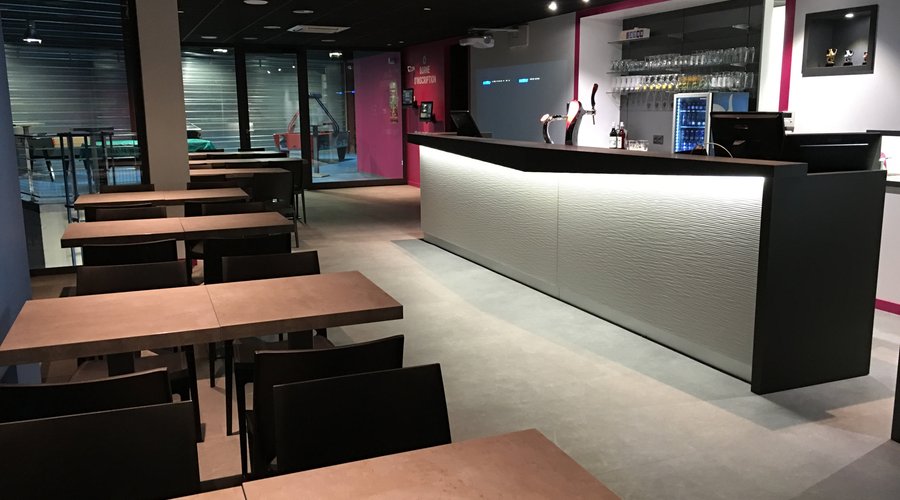 Espace Bar/petite restauration avec vue panoramique sur la piste