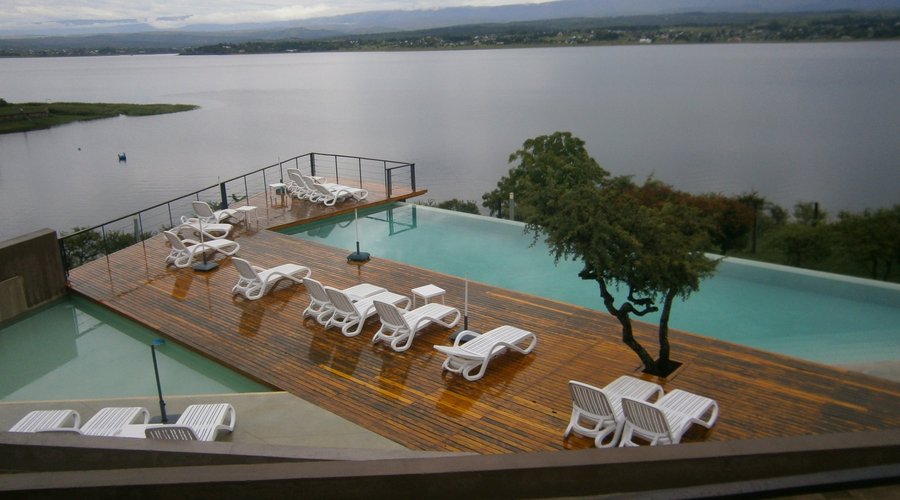 Piscina y lago: unión visual