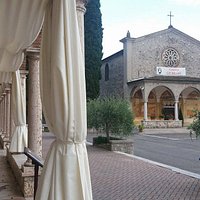 Entrata dell'albergo accanto al santuario