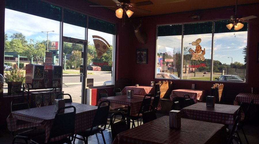 Clean restaurant, helpful counter staff, great pizza