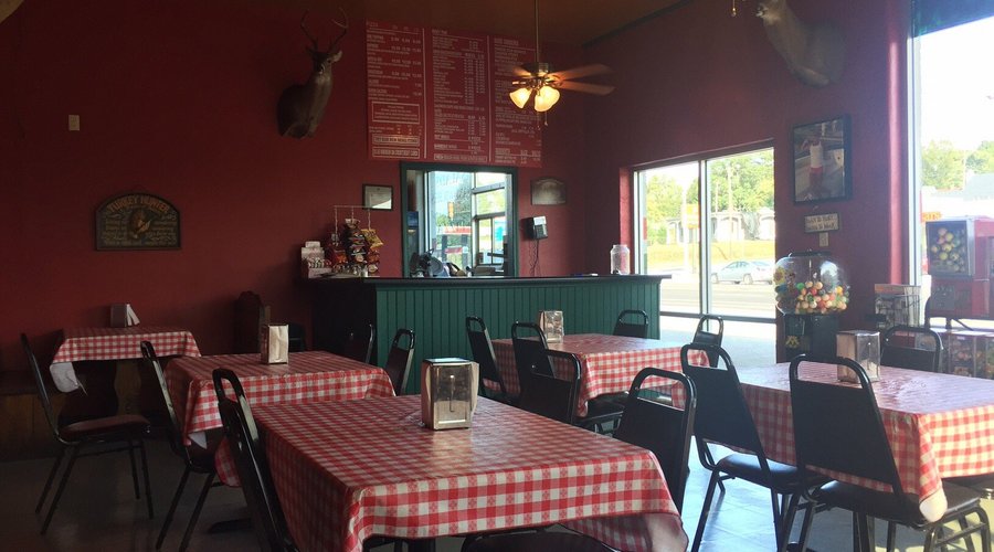 Clean restaurant, helpful counter staff, great pizza