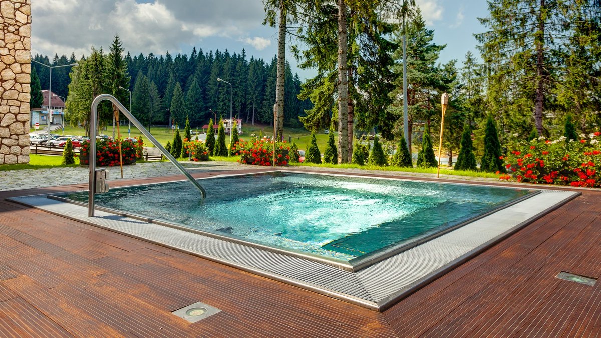 hotel poiana brasov piscina exterioara incalzita