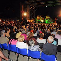 Piazza Marcello d'Olivo durante un concerto