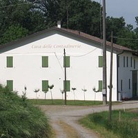 Casa delle Contadinerie, vista dalla strada d'accesso
