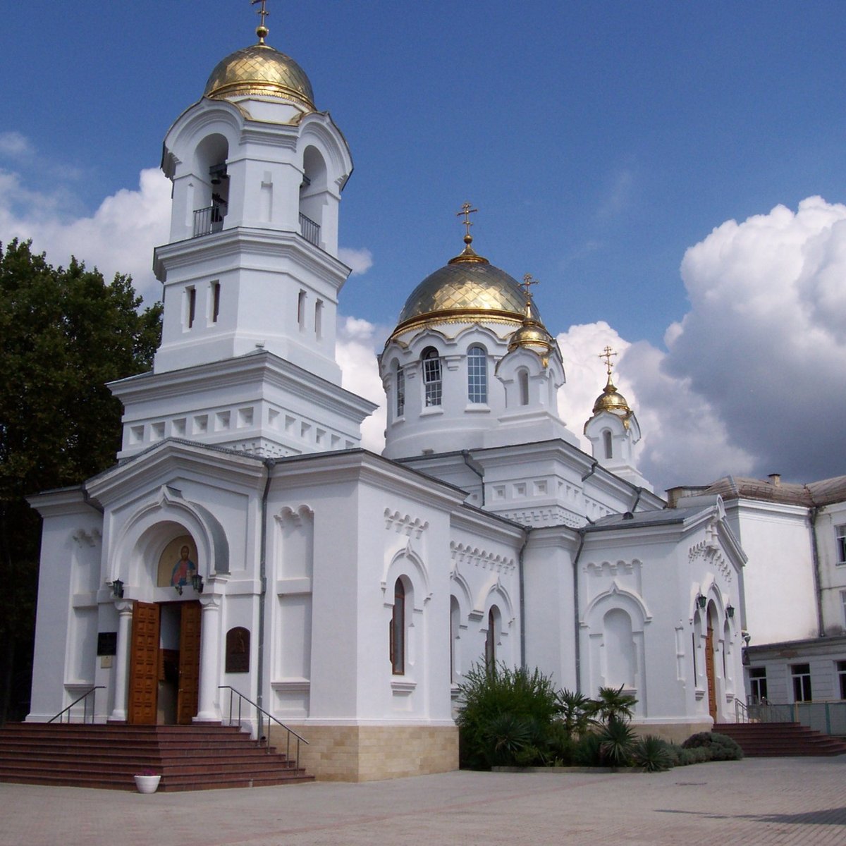 Геленджик Церковь возле стелы