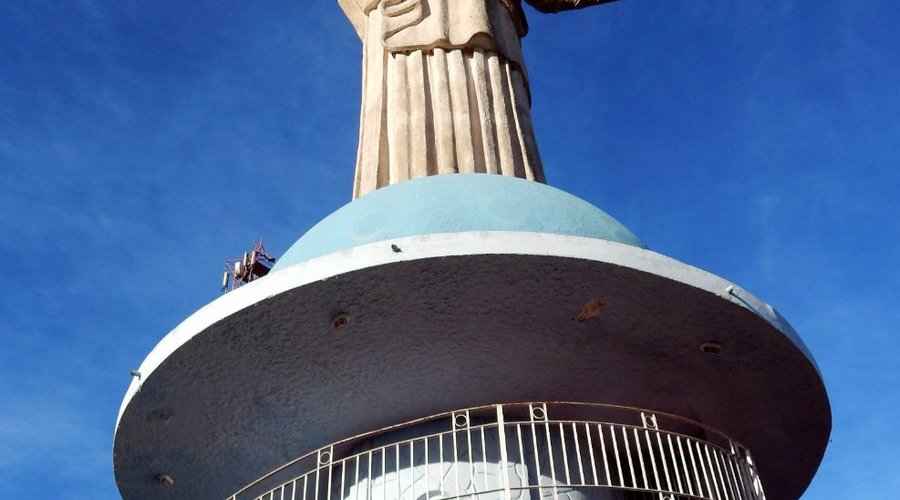 Monumento Cristo Redentor, com 20 m de altura, o segundo maior do Brasil.