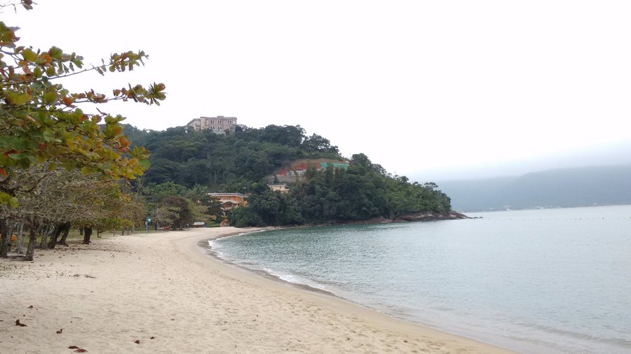 Praia tranquila, arborizada. Muita segurança pois está dentro de um condomínio!