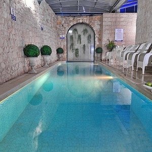 בריכה מקורה