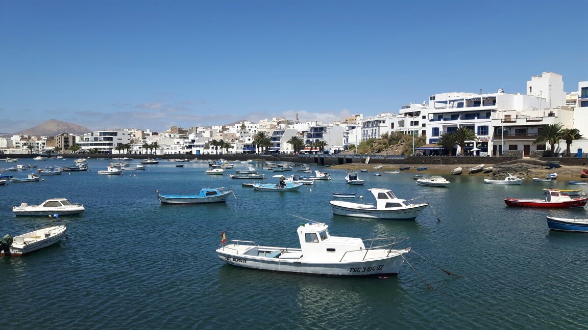 Charco de San Ginés en Arrecife entre casas blancas y barquitos de pescadores
